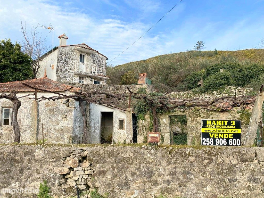 Casa para recuperar em Rubiães