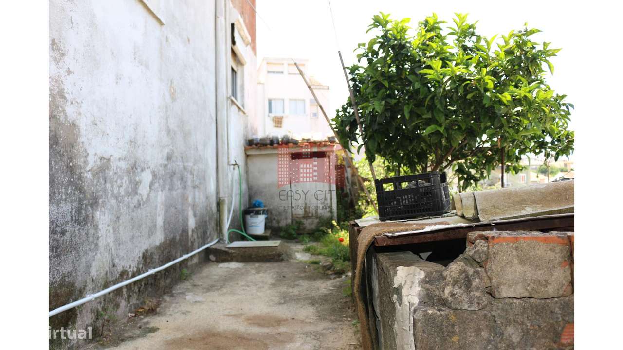 Moradia T2+T2 | Terreno 326 M2-23