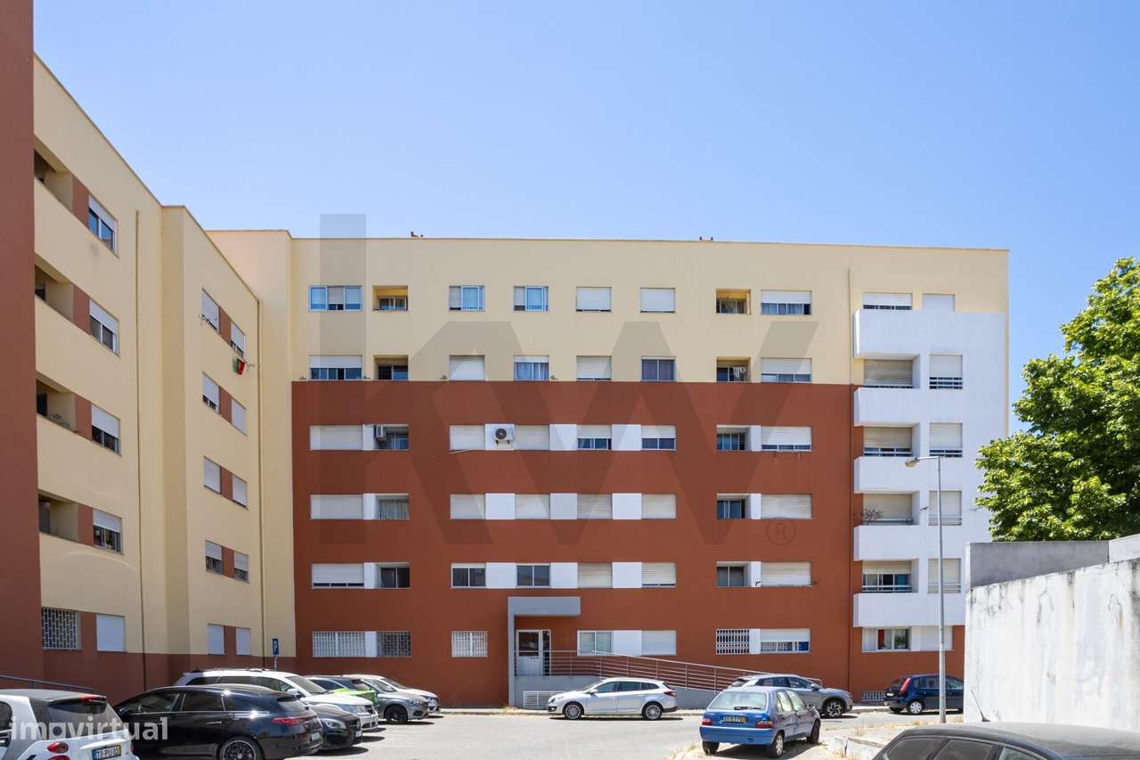 T3 Remodelado na Alcaniça, a Passos do Hospital e Universidades!-47