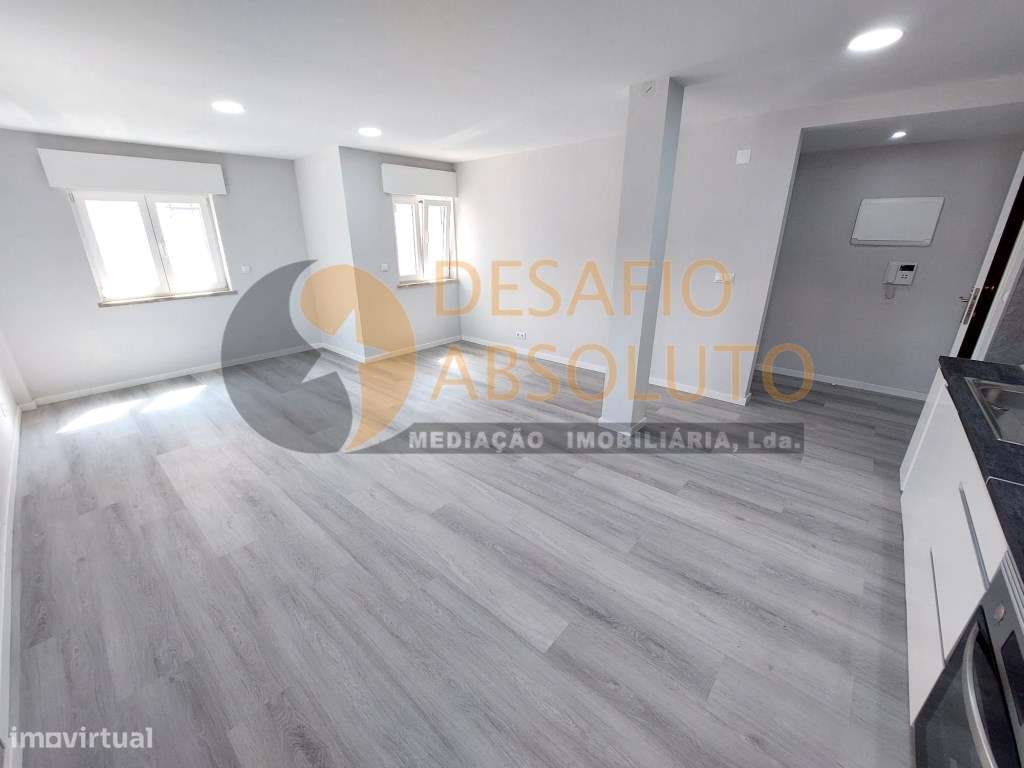 Apartamento T2 totalmente Remodelado c/ Arrecadação. Corroios-8