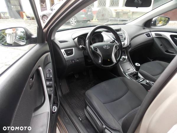 Hyundai Elantra 1.6 Comfort - 17