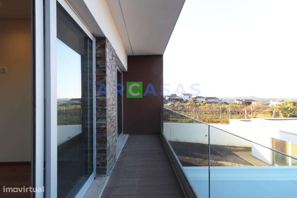 Moradia V3 com jardins e estacionamento na Trofa-15