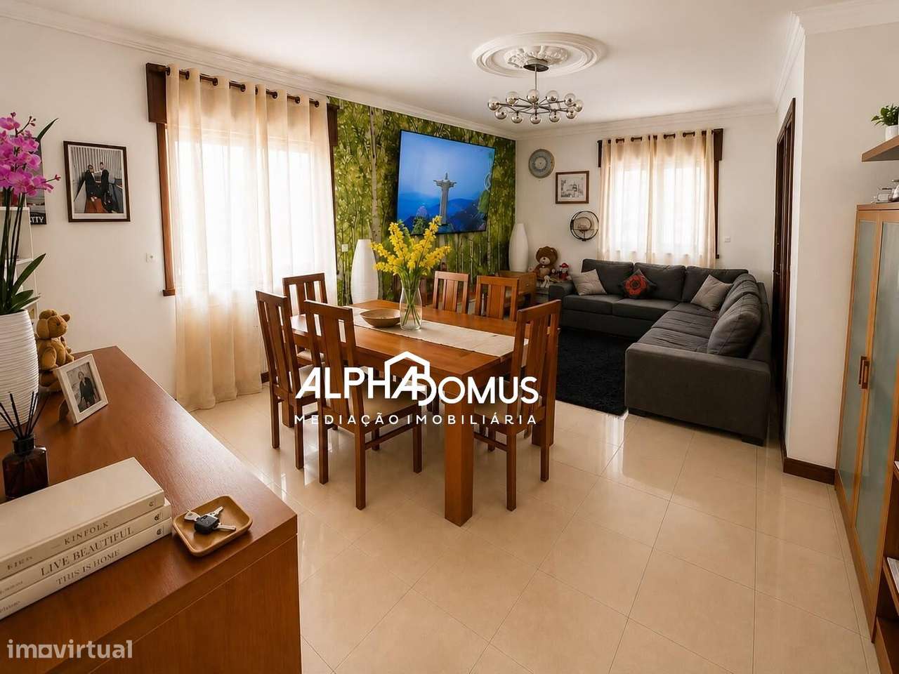 Moradia T4 com Suite, Sotão, Garagem e Espaço Exterior em Valença-28