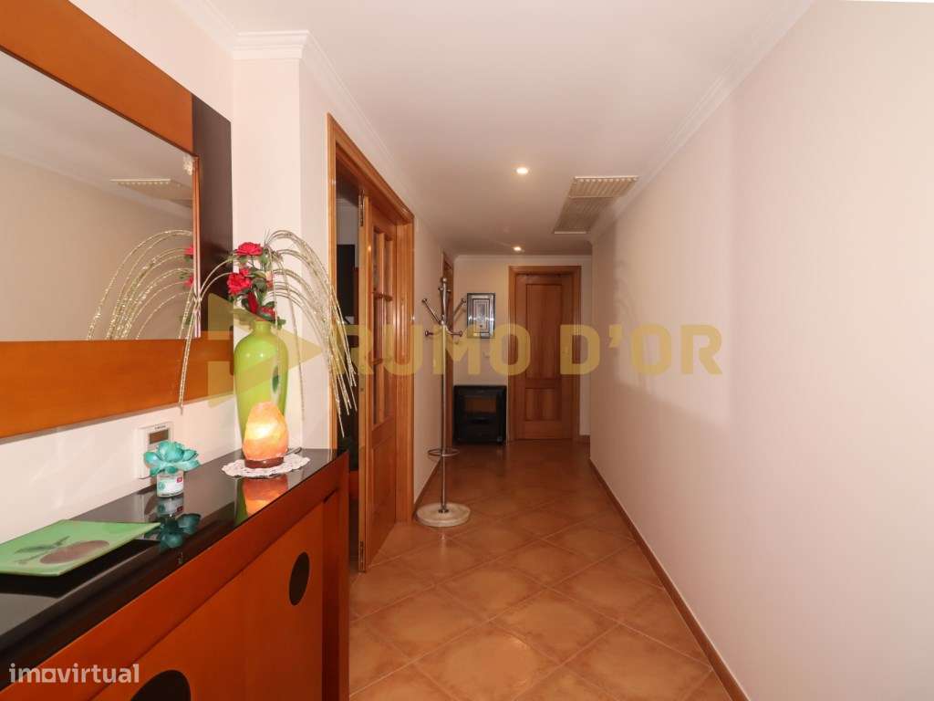 Espaçoso T3 com Suíte, Arrecadação e Estacionamento no Carregado - Grande imagem: 4/26