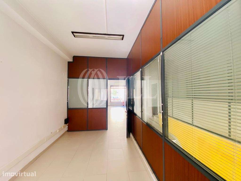 Loja com montra e duas frente no Prior Velho, Lisboa - Grande imagem: 5/10