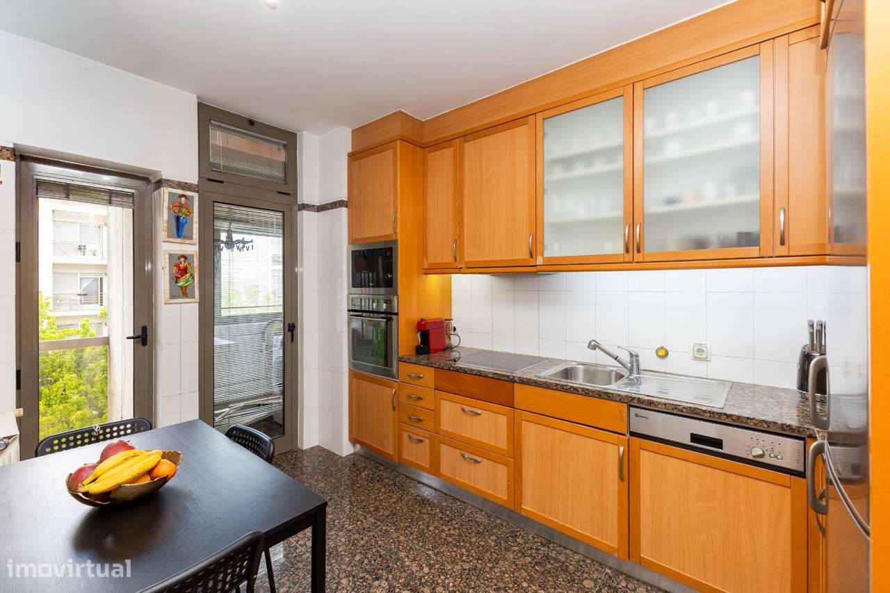T3 Último Piso c/ Varanda, Garagem e Arrumos. Av. Altino Coelho,...-13
