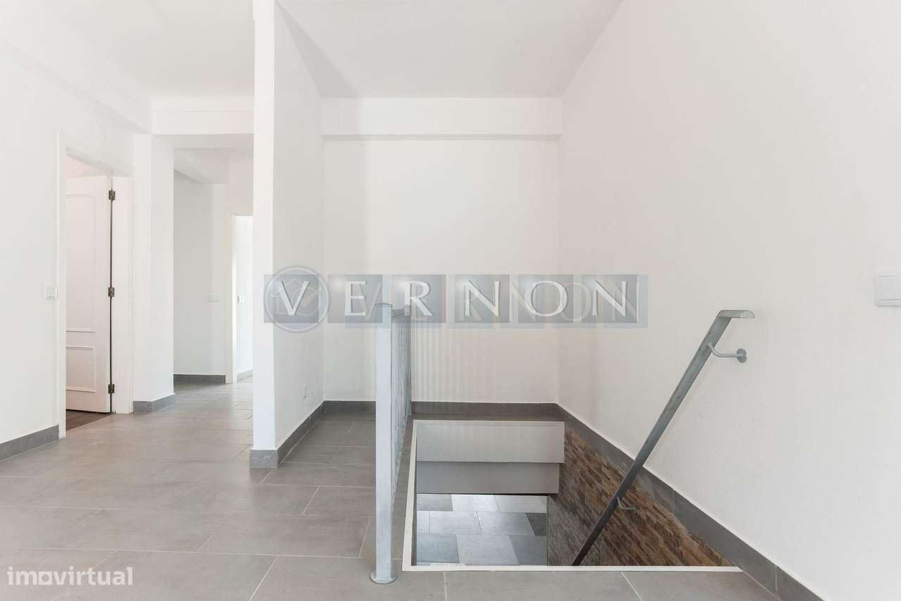 Moradia Renovada T4 com Vista Rio Arade, Piscina e 2.450 m² de Terreno-27