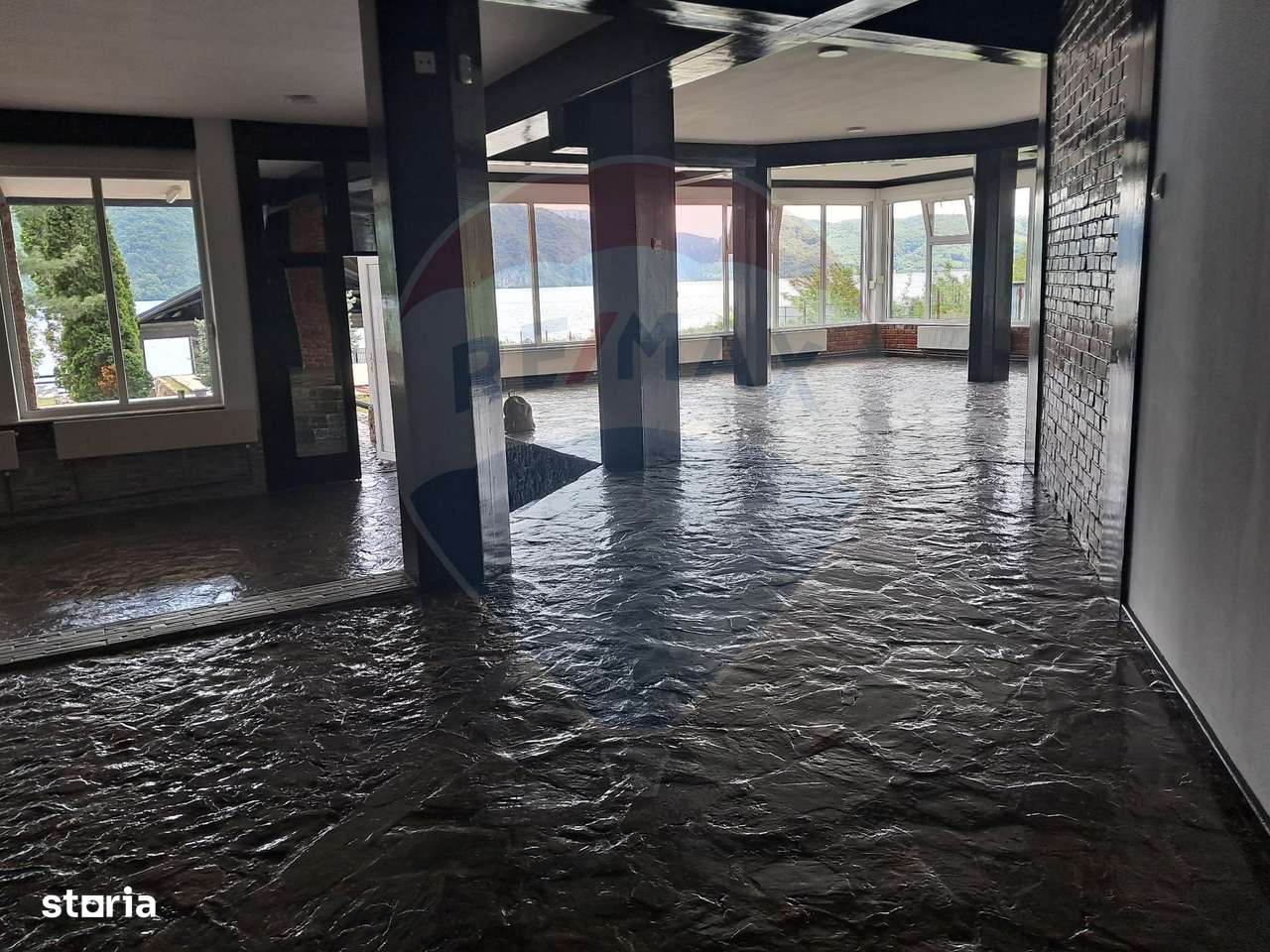 Pensiune Eselnita / 16 camere / Teren - 1448 mp / Ponton - Imagine principală: 5/20