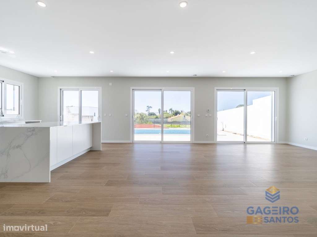 Moradia T4 com piscina, nova e pronta a habitar a 4 km da baía de S...-17