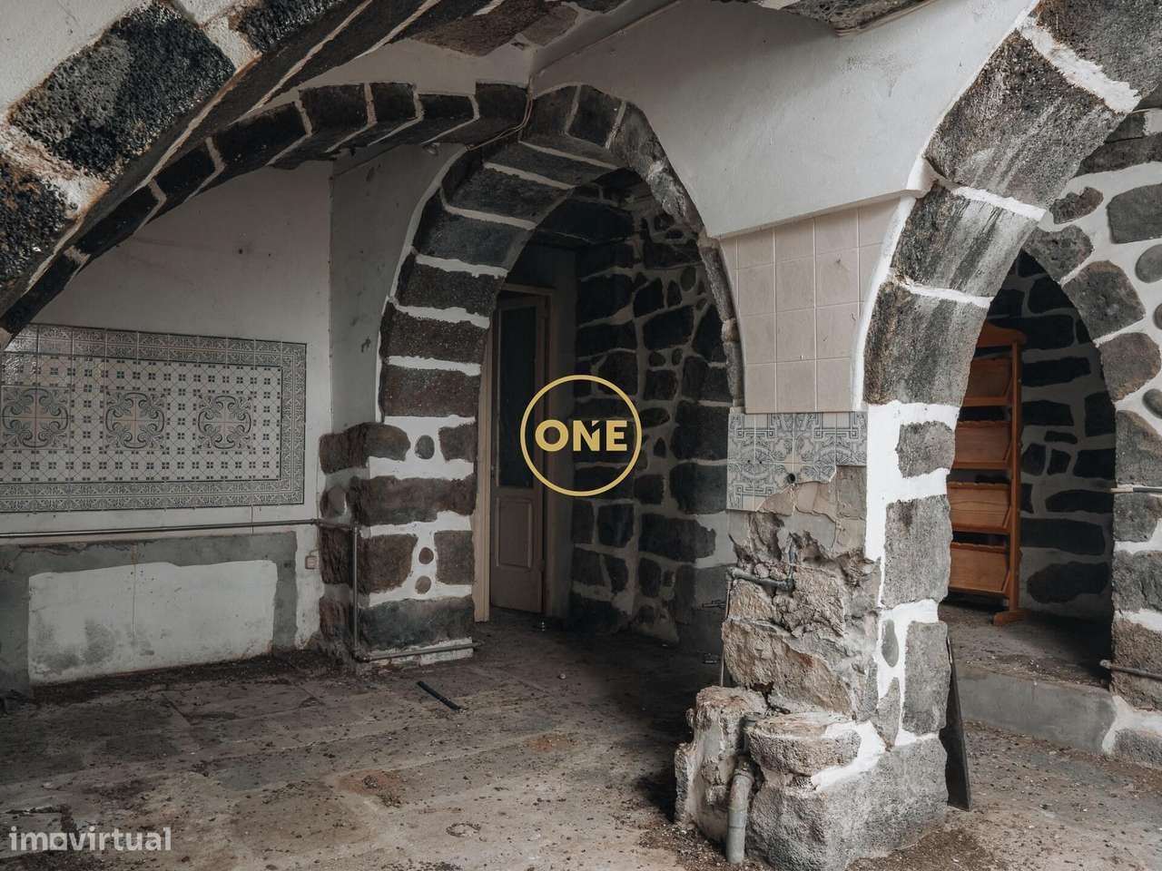 PRÉDIO NO CENTRO DA CIDADE PONTA DELGADA - Grande imagem: 2/10