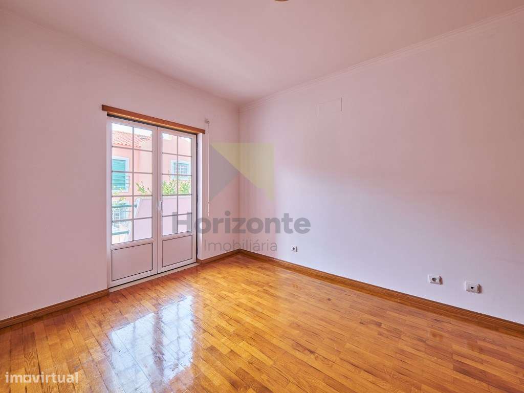 Moradia T4 com Excelente Localização-15