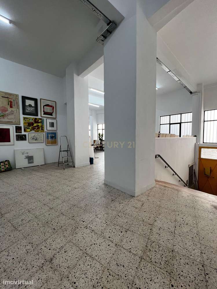 Armazém Amplo em Sacavém-10