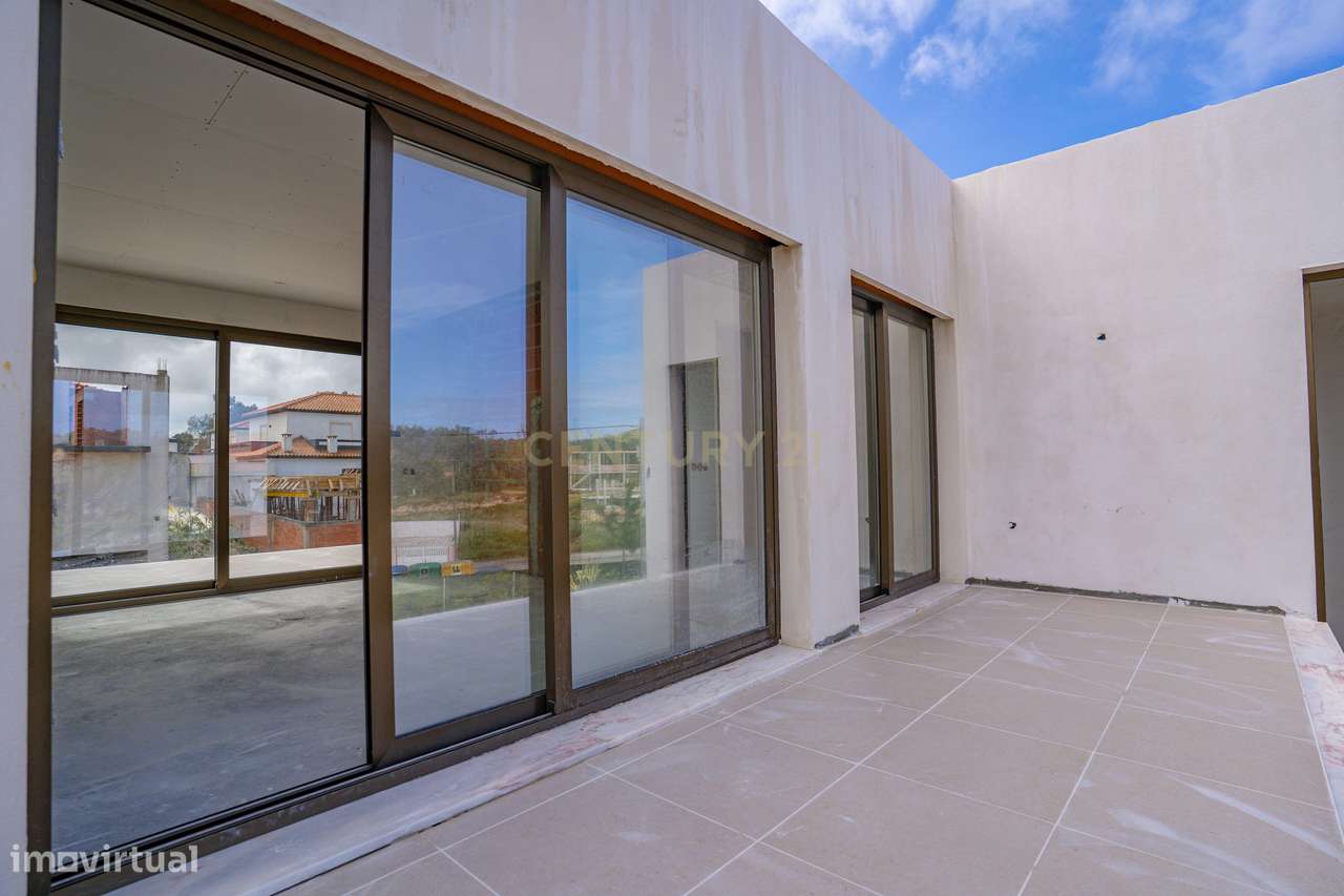 Moradia T3 com Piscina e Jardim em Salir do Porto-32