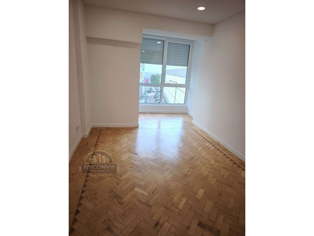 Apartamento T3 remodelado, em Almada,Cacilhas.-11