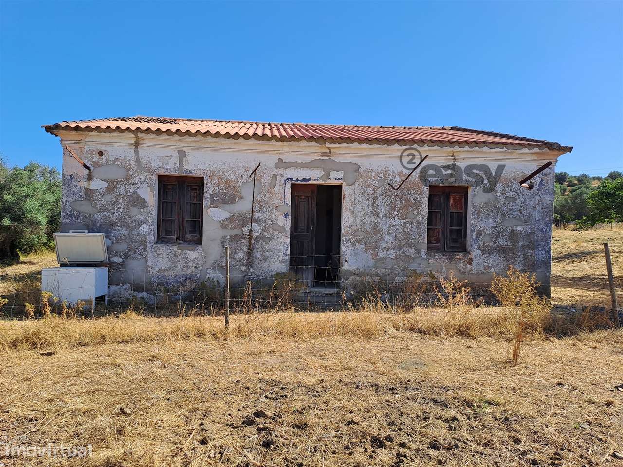 Moradias em ruínas para reconstrução inseridas em terreno misto com 6, - Grande imagem: 2/60