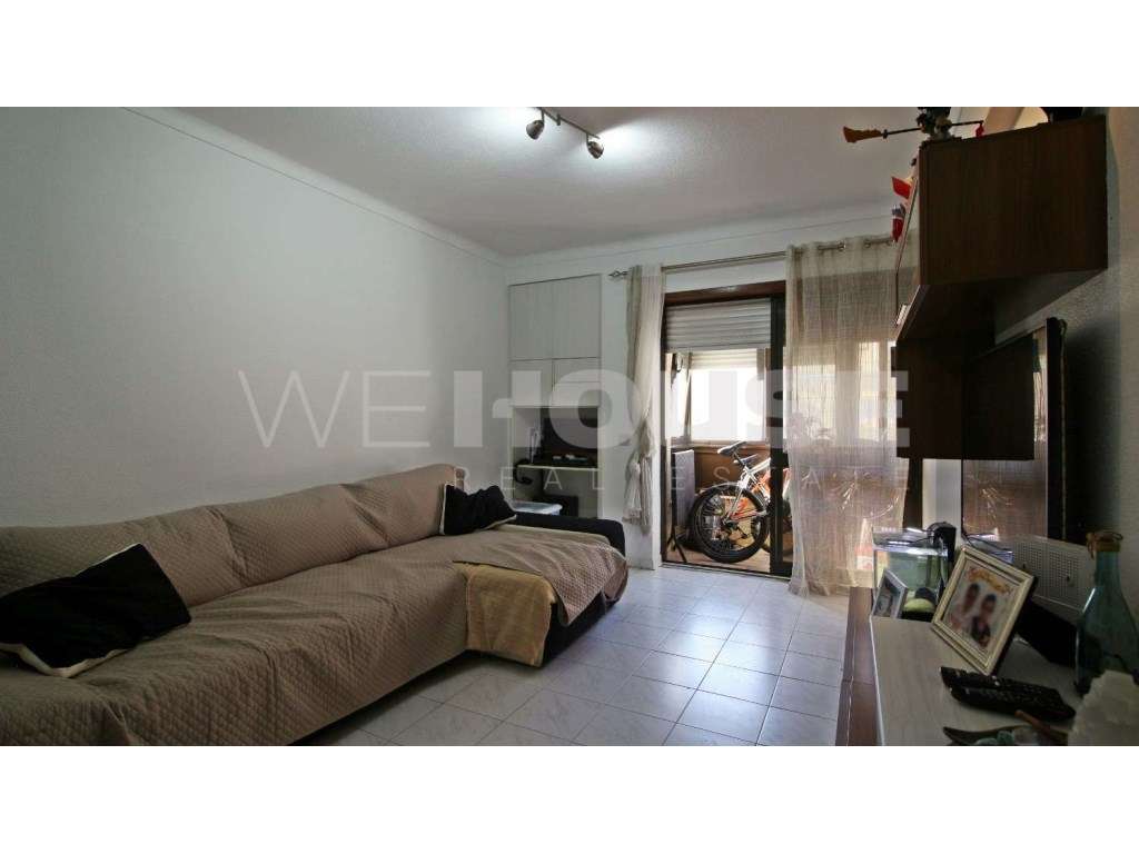 Apartamento T2 com 77m2 e arrecadação localizado na Verderena-5