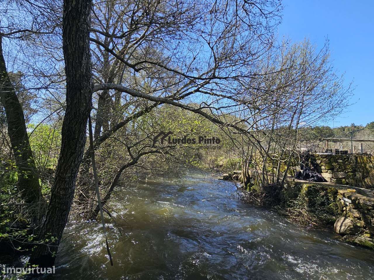 Quinta com construção em pedra perto do rio-14