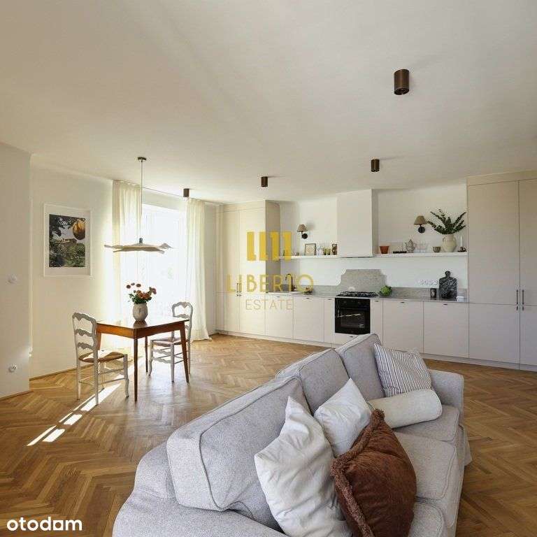 Zabytkowa kamienica - dwa balkony, widok, Ac-3