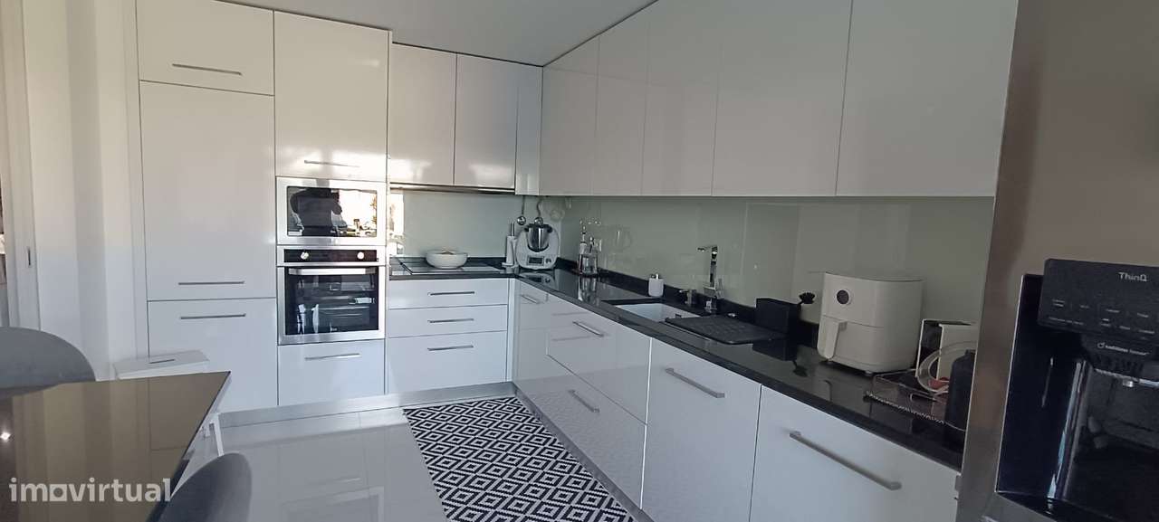 Moradia T5 de Luxo com Piscina e Garagem-8