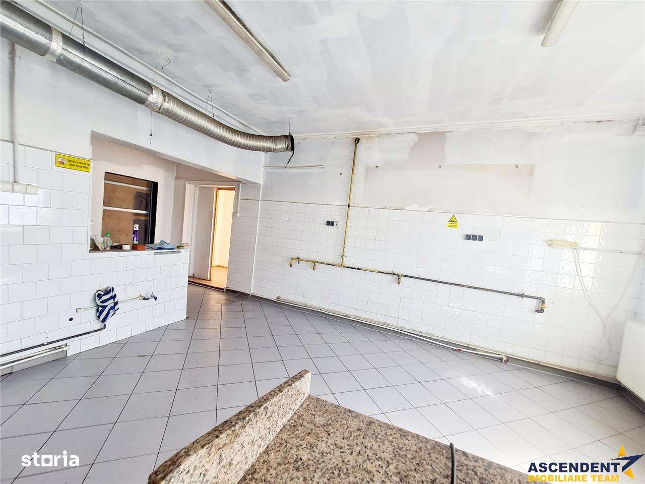 Spatiu pretabil activitati cateringfast food, acces stradal, curte pro - Imagine principală: 4/13