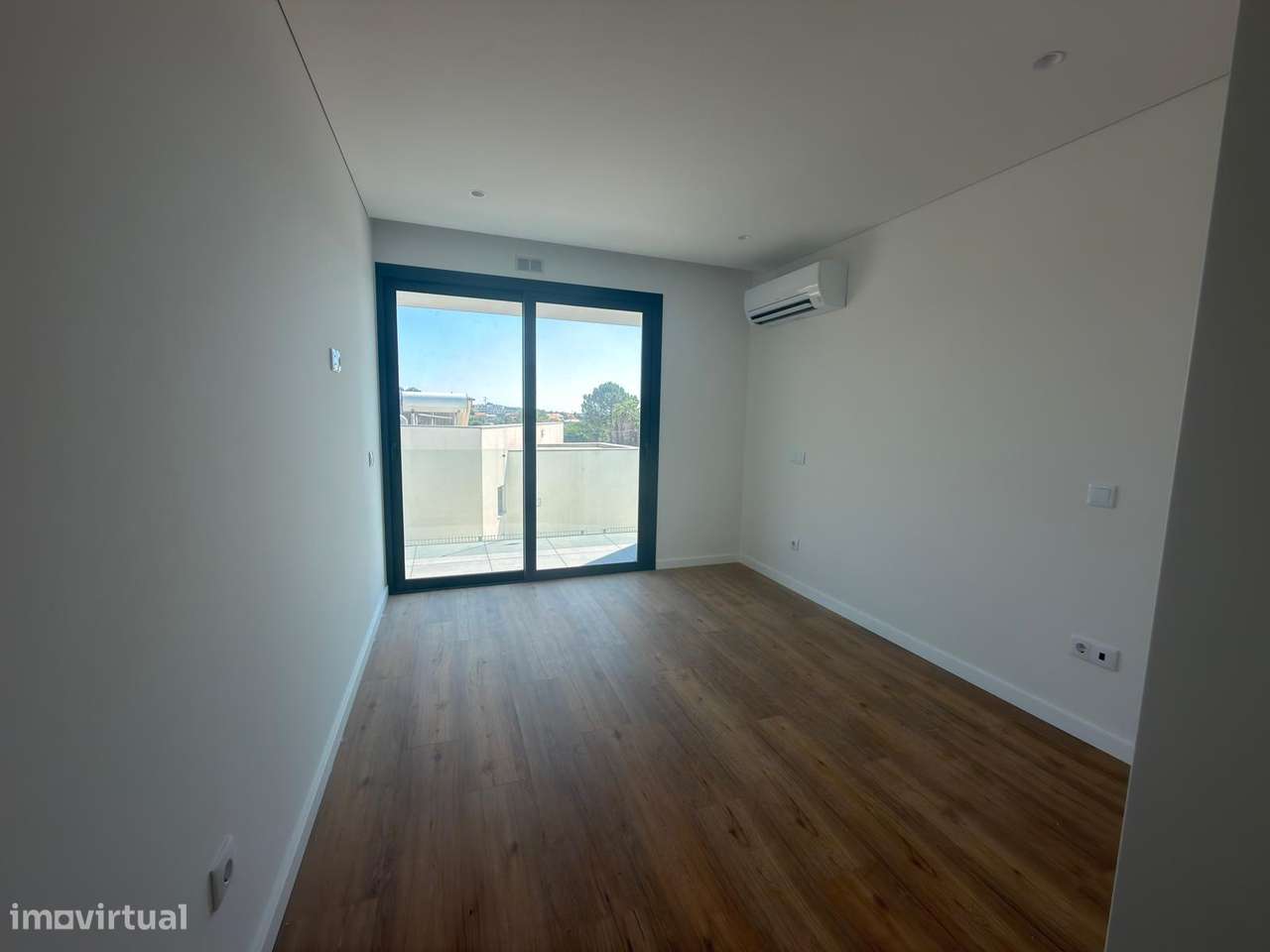 Moradia em Banda V3 Nova c/ Terraço na Madalena-15