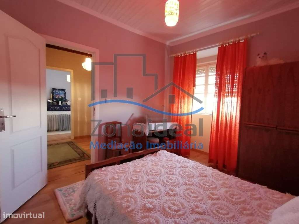 Moradia com dois pisos, nove divisões, anexos, garagem e logradouro...-14