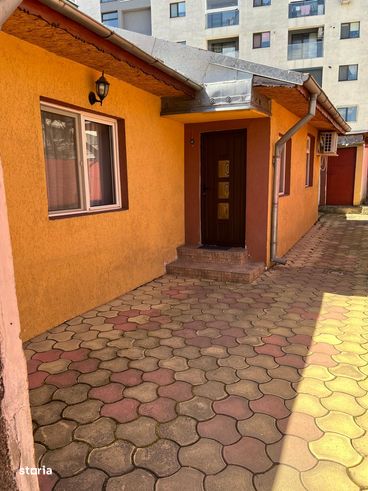 Casa cu 2 corpuri si magazin, teren 241 mp, zona 9 Mai-11