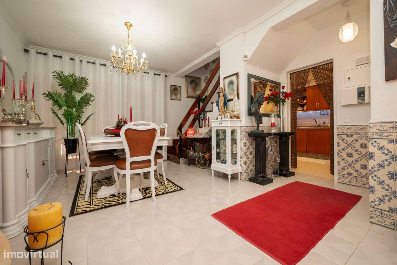 Moradia T4+1 para venda em Queijas.-6