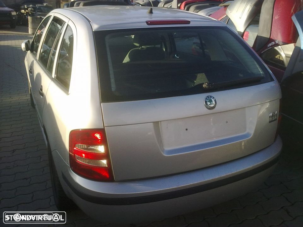 Traseira / Frente /Interior Skoda Fabia 2001 - 2