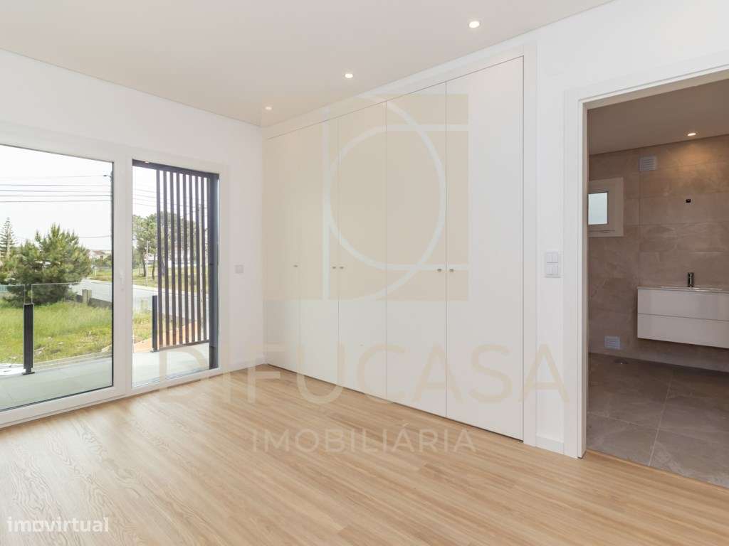 R268 Moradia Duplex - Localizada no centro de Fernão Ferro-31