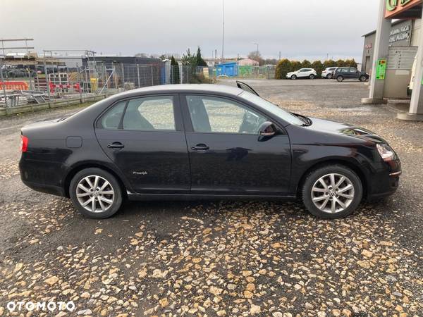 Volkswagen Jetta 2.0 TDI Comfortline - 4