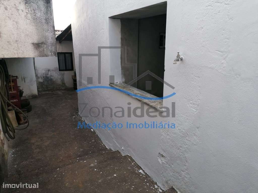Moradia com quintal e terreno, localizada em Estribeiro, Abrigada, ...-29