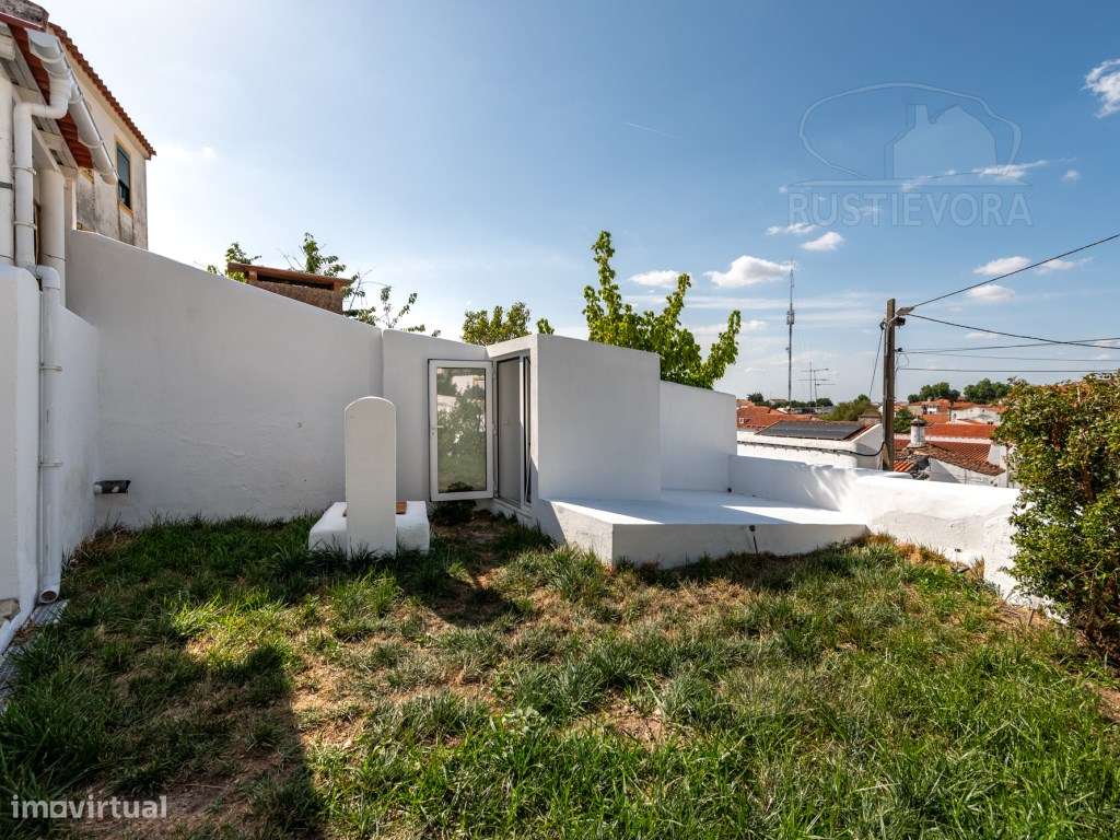 Entre o Castelo e a História | Moradia T2 com Jardim e Garagem no C...-21