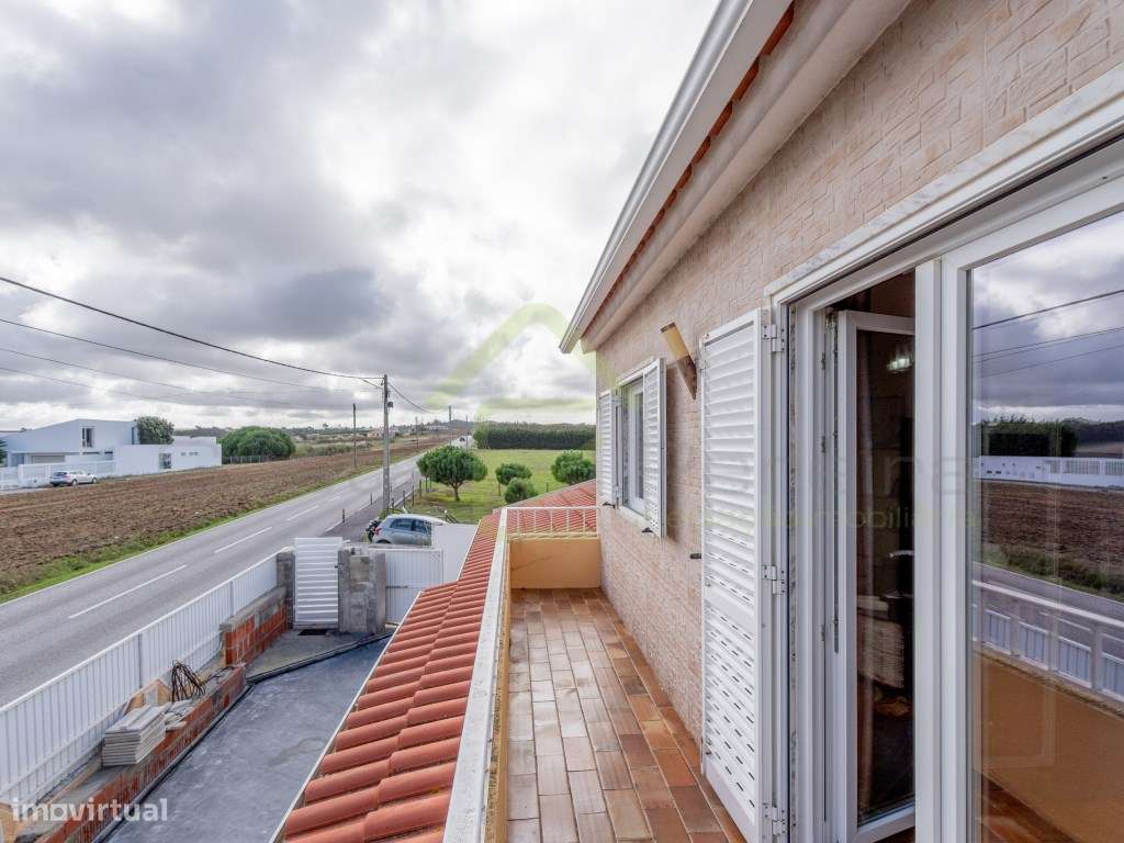 Moradia T4 a minutos dos acessos da A8 e perto das praias de região-35