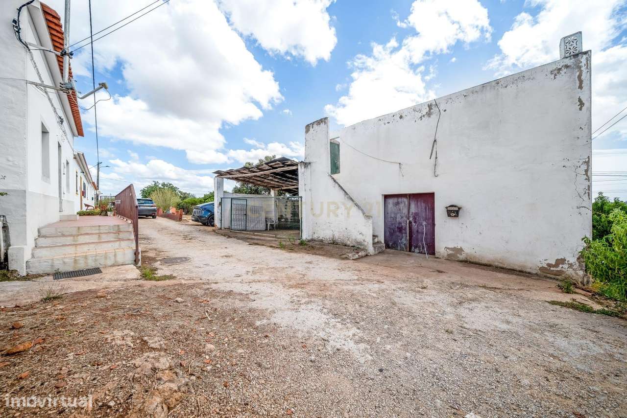 Moradia térrea renovada com dois quartos e terreno urbano, em Alcantar-19