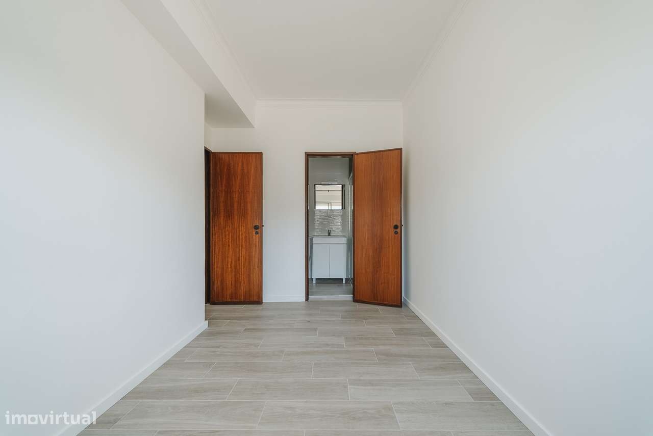 Apartamento T3 Totalmente Remodelado em Santa Clara | Varanda-5