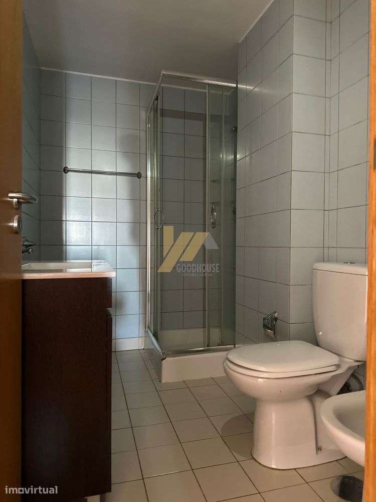 Apartamento T2 de duas frentes com garagem e elevador-11