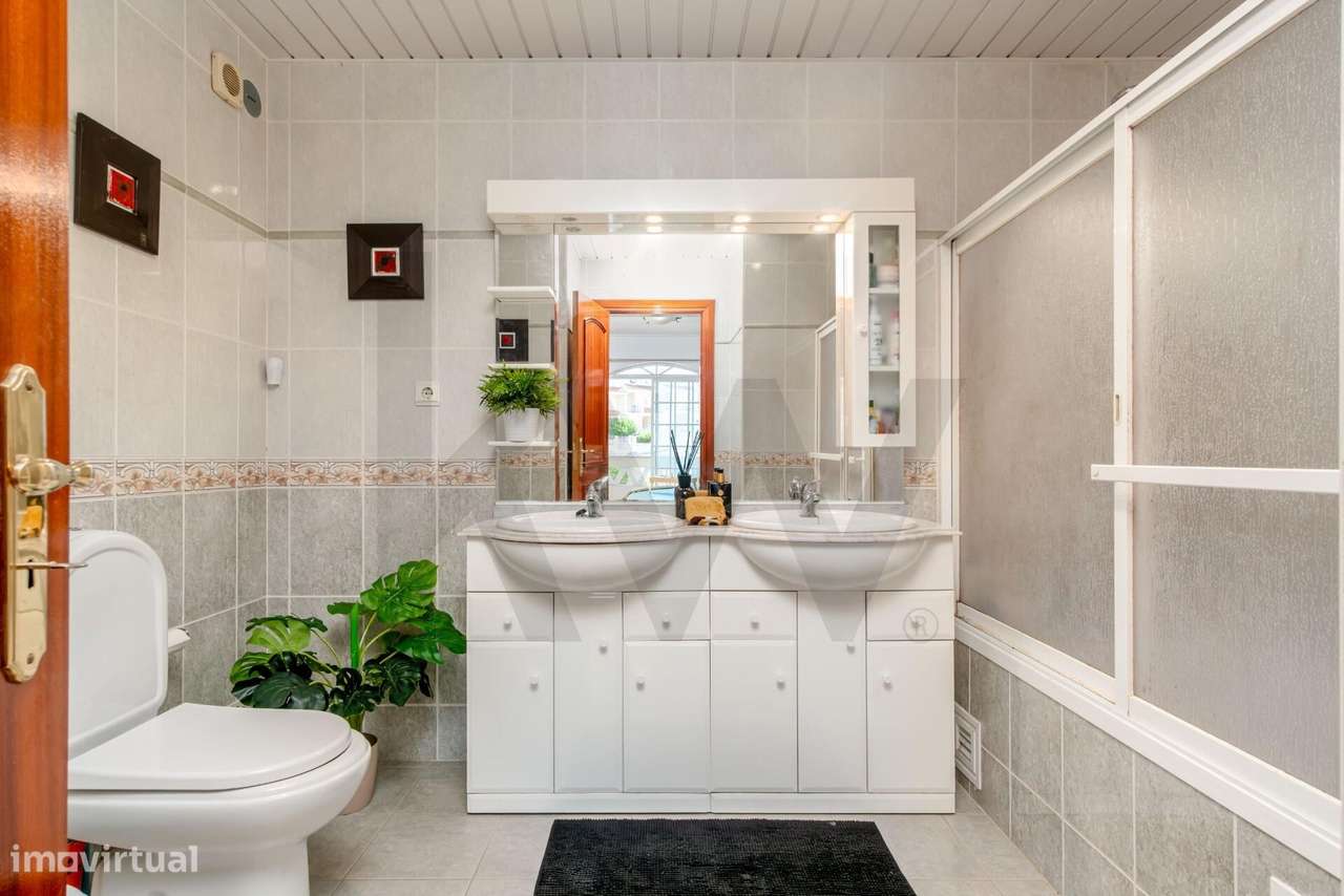 Moradia em Banda T4+1 com Jardim, Garagem e Sótão-28