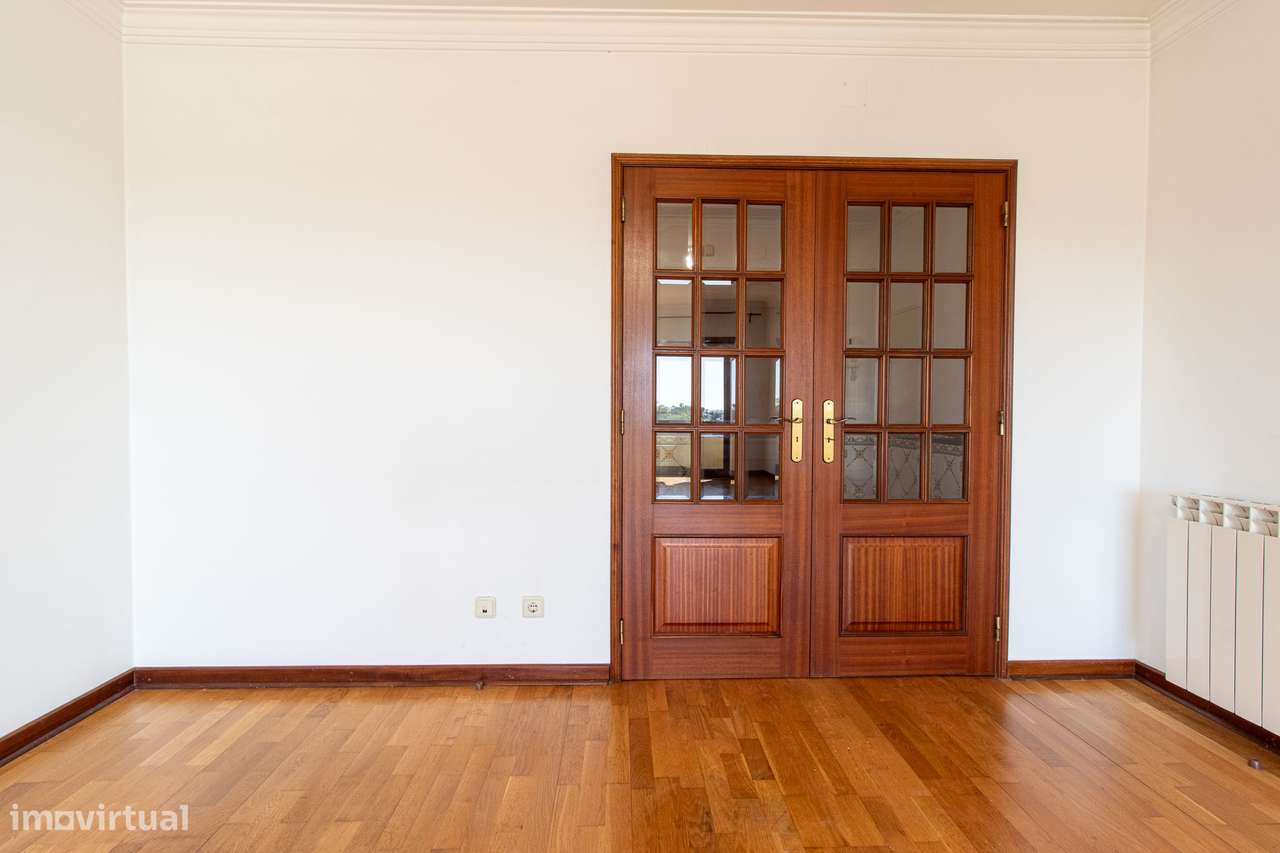 Apartamento T2 com varanda, garagem e elevador - Grande imagem: 4/41