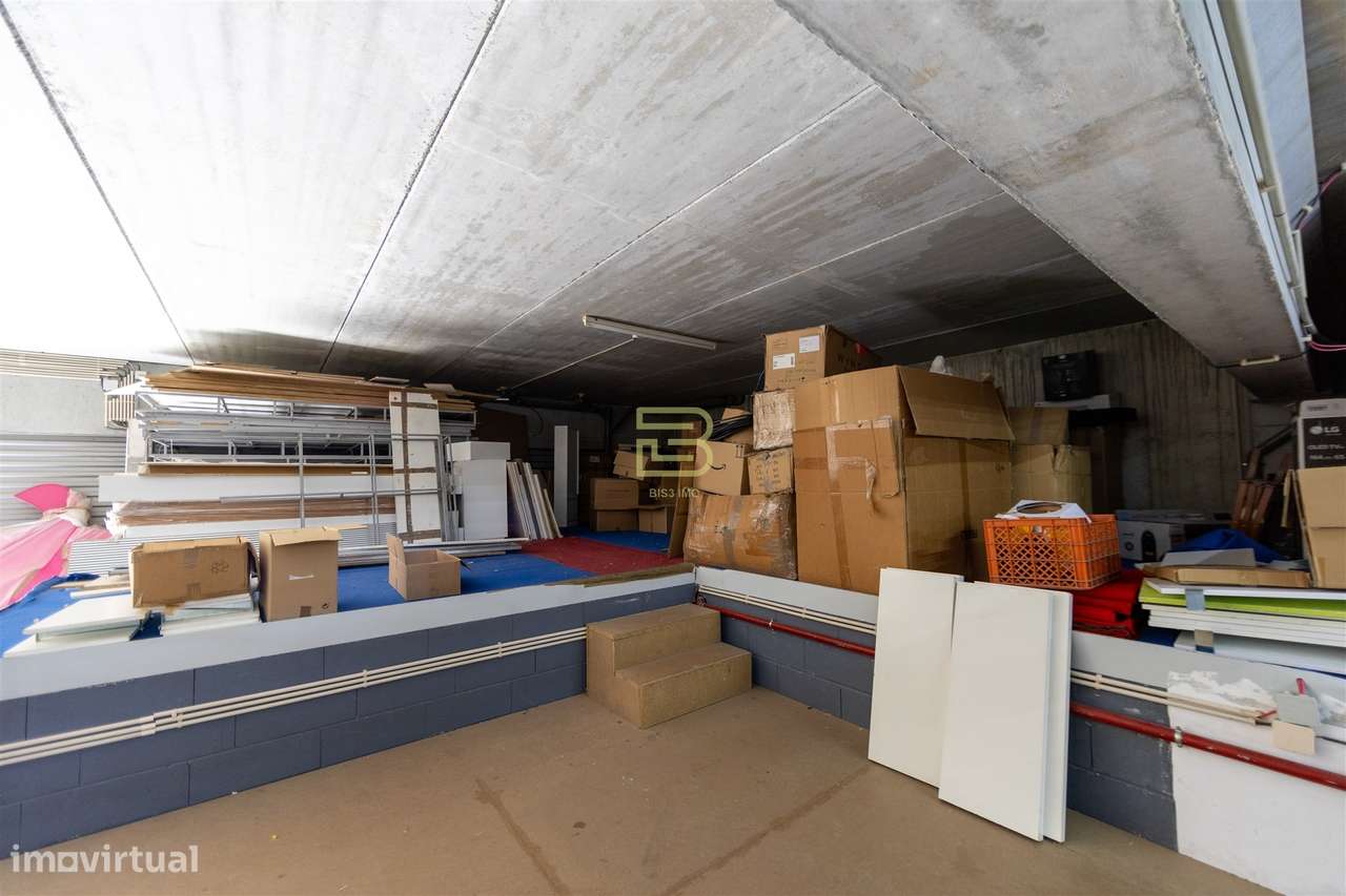 ARMAZÉM com 374m², para VENDA, na ZONA INDUSTRIAL de ERMESINDE-9
