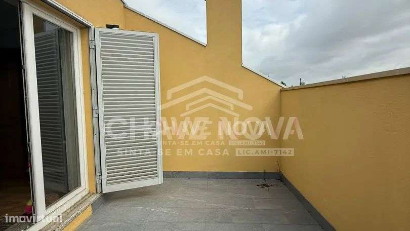 Apartamento T2 no último andar com 3 varandas e garagem-13