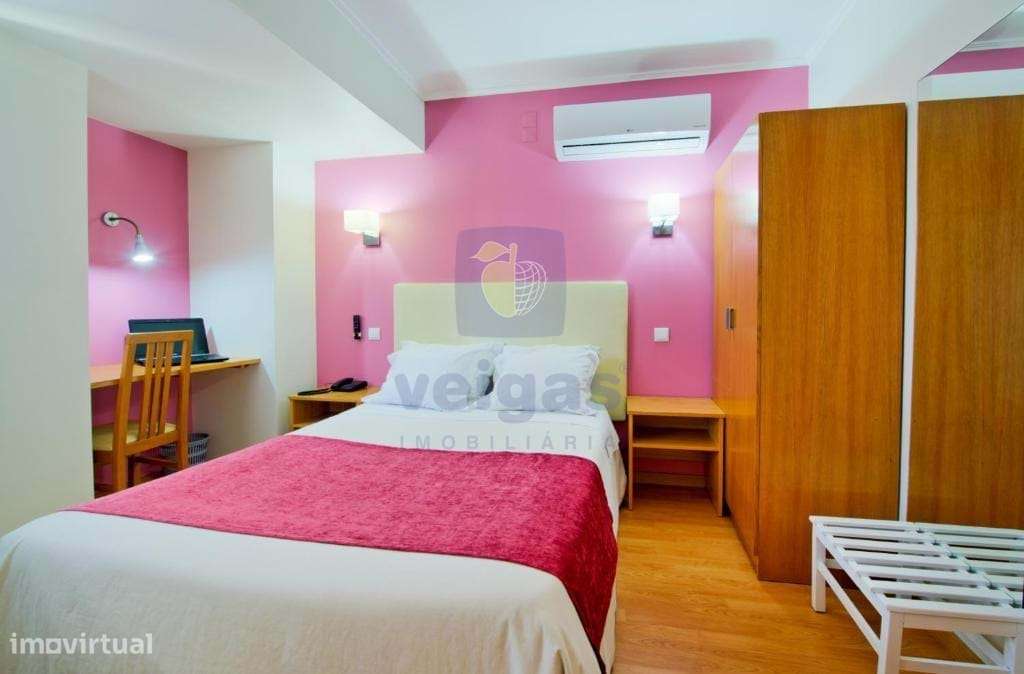 Hotel de 2 estrelas com 49 quartos, em atividade, com ocupação de 90%,-19