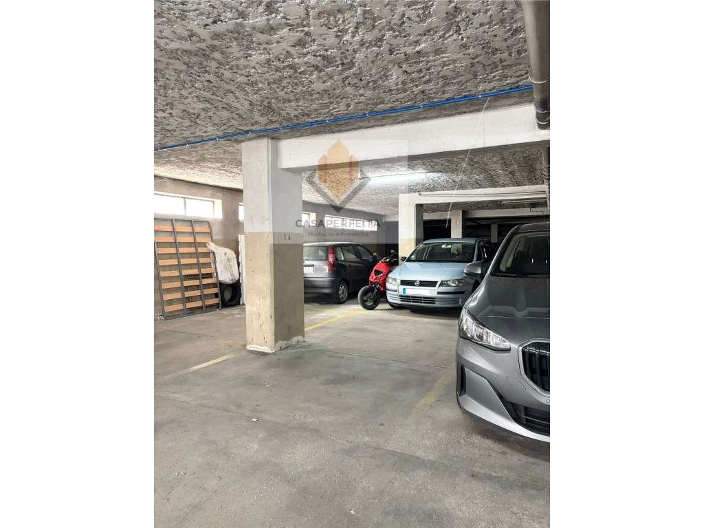 Apartamento T2 com Varanda Fechada e Lugar de Garagem - Junto ao El...-24