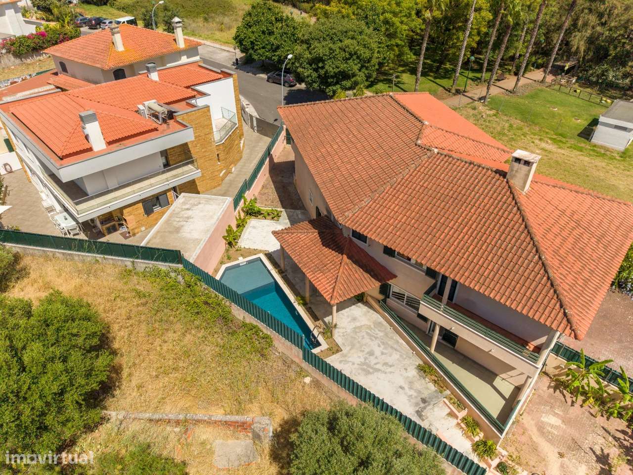 Moradia T4+1 com piscina e jardim, no Murganhal, Caxias-5