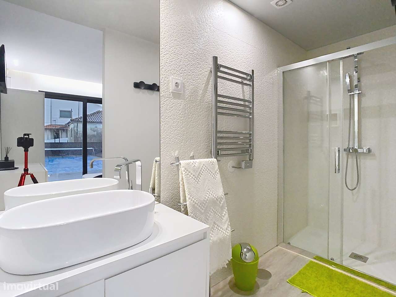 Moradia individual T3 com piscina em Fafe-12