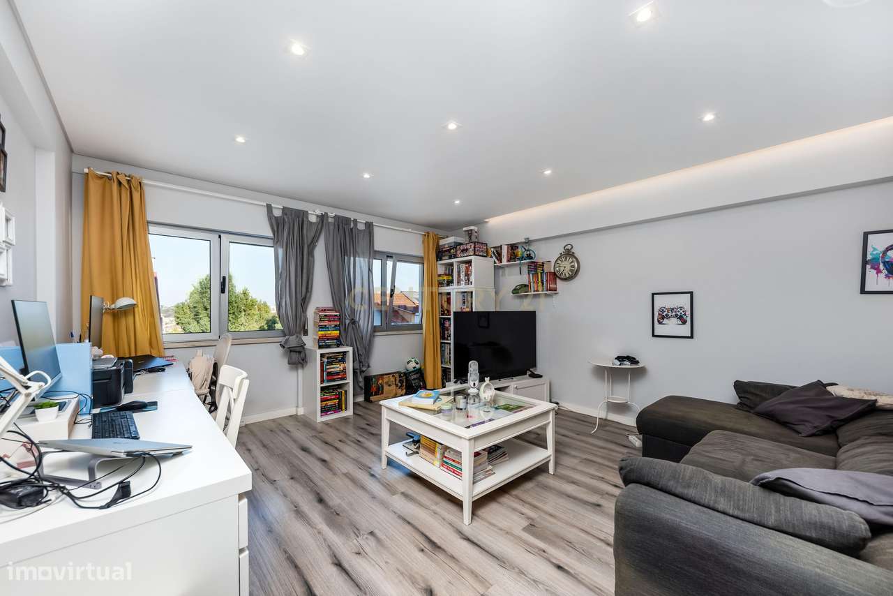 Apartamento T2 com Varanda em Encosta do Sol, Amadora-5