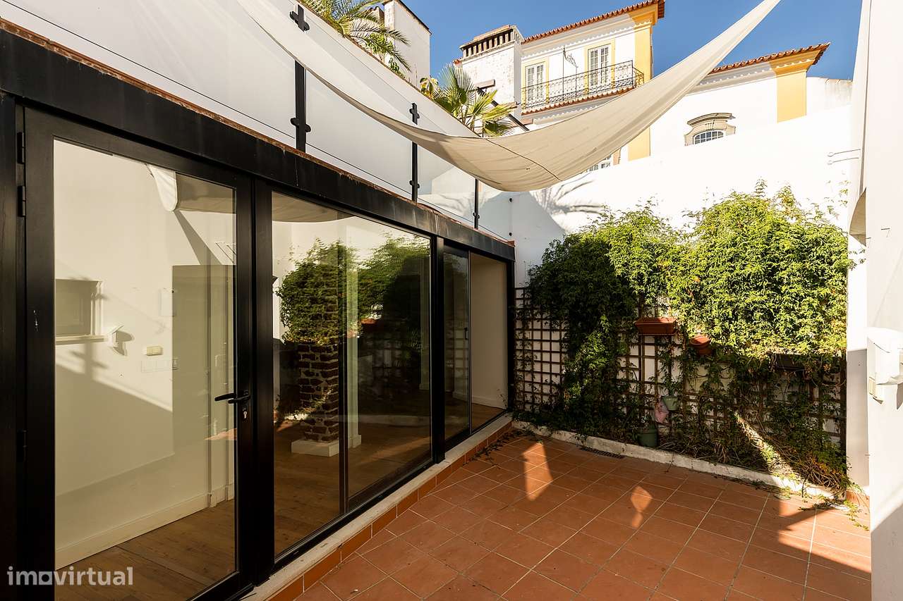 Moradia de luxo com 3 suites, pátio e varandas junto aos Meninos da Gr-26