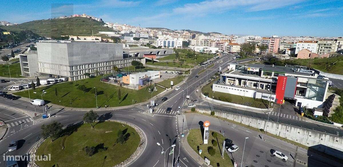 Oportunidade Estratégica de Investimento: Prédio de 2 Pisos na Amadora - Grande imagem: 2/14