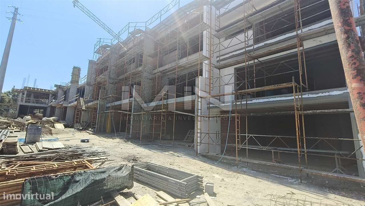 Vistas Únicas: Moradia de Luxo em Condomínio Fechado com Piscina-7