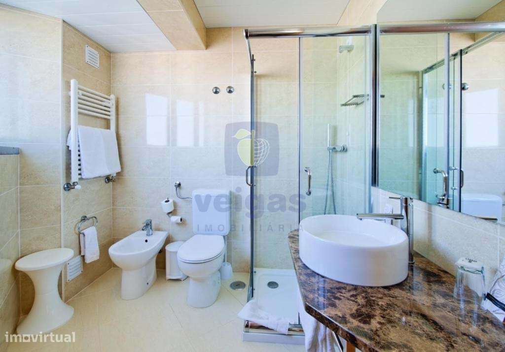 Hotel de 2 estrelas com 49 quartos, em atividade, com ocupação de 90%,-20